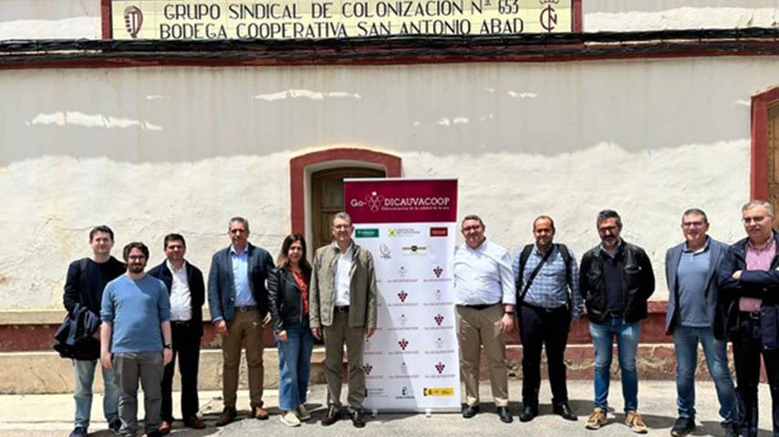 El Grupo Operativo Diferenciación de la Calidad de la Uva en Cooperativas de CLM -DICAUVACOOP- ha celebrado su segunda reunión del seguimiento del proyecto en las instalaciones de Bodegas SaaC, en el municipio de Villamalea (Albacete),