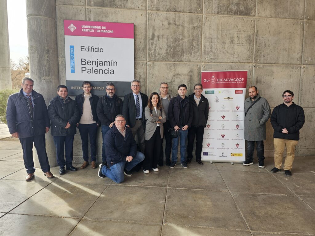 El grupo operativo DICAUVACOOP ha llevado a cabo su cuarta reunión del seguimiento del proyecto en las instalaciones de la UCLM en punto de encuentro del edificio Benjamín Palencia con presencia de todo el consorcio.